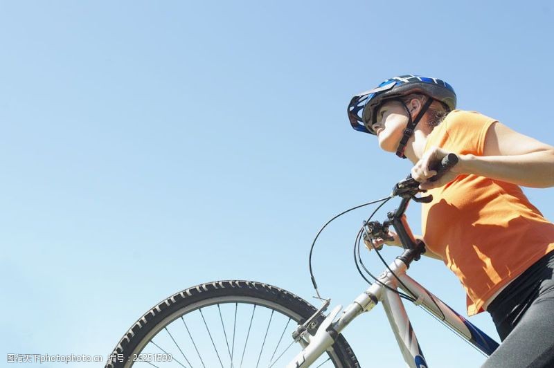 登山人物骑自行车的外国美女图片