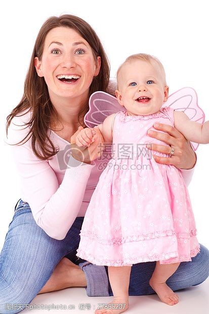微笑着的宝宝和妈妈