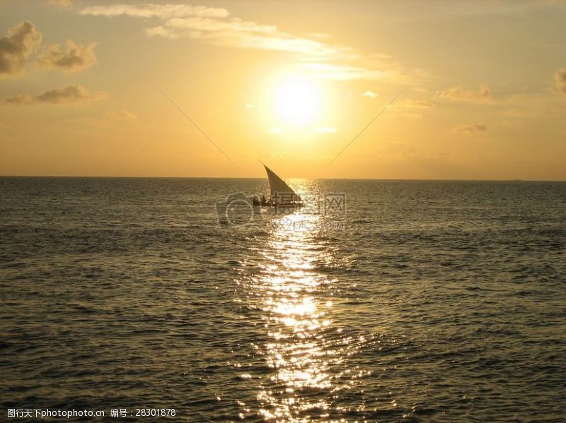 夕阳下的帆船夕阳下的船只