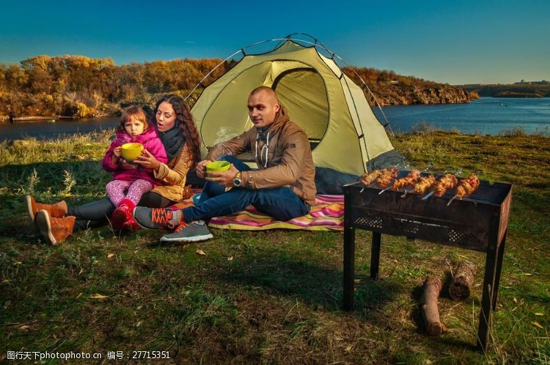 外国帅哥正在户外野餐的一家人图片