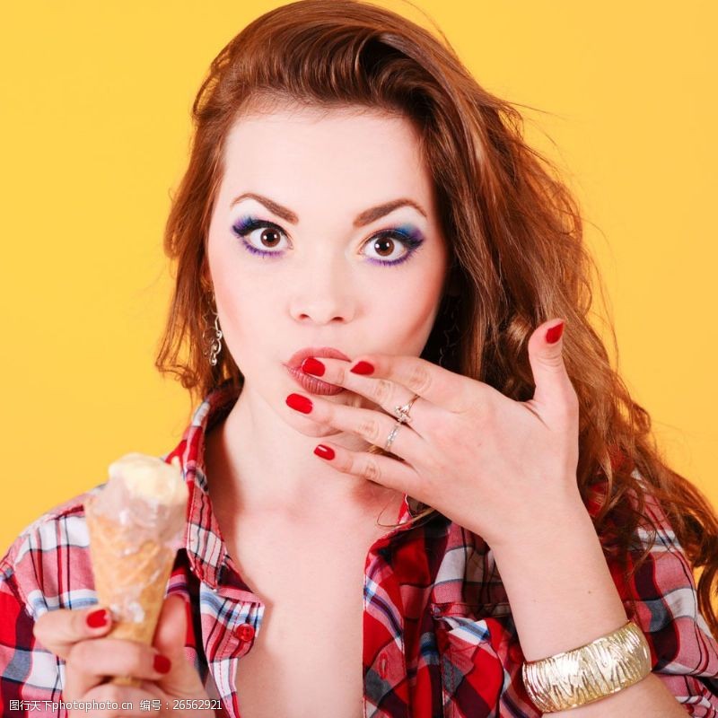 时尚冰淇淋吃甜筒的彩妆模特图片