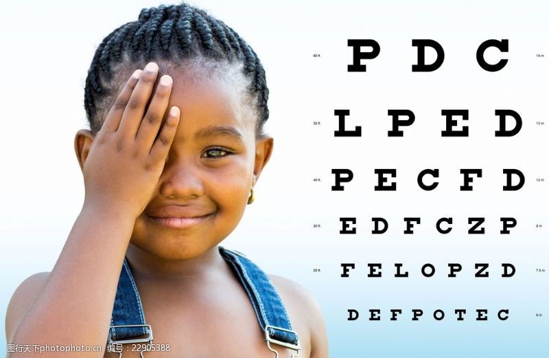 近视非洲小女孩测视力