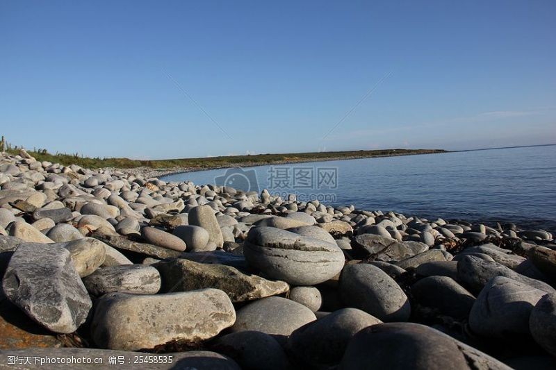凹凸海滩上的石头