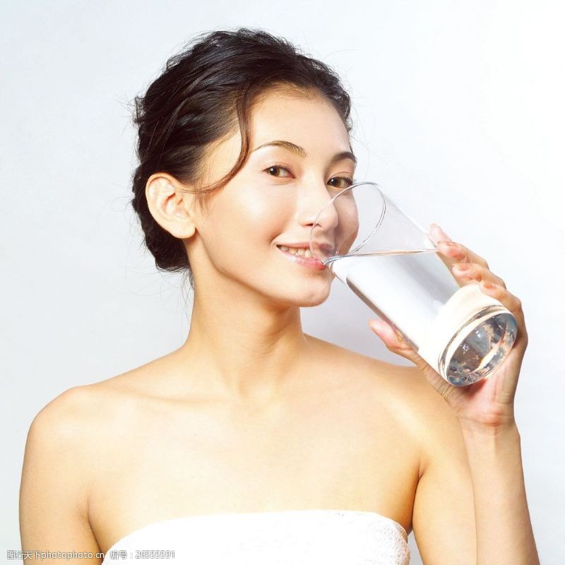 瘦身模特喝水的健康美女图片