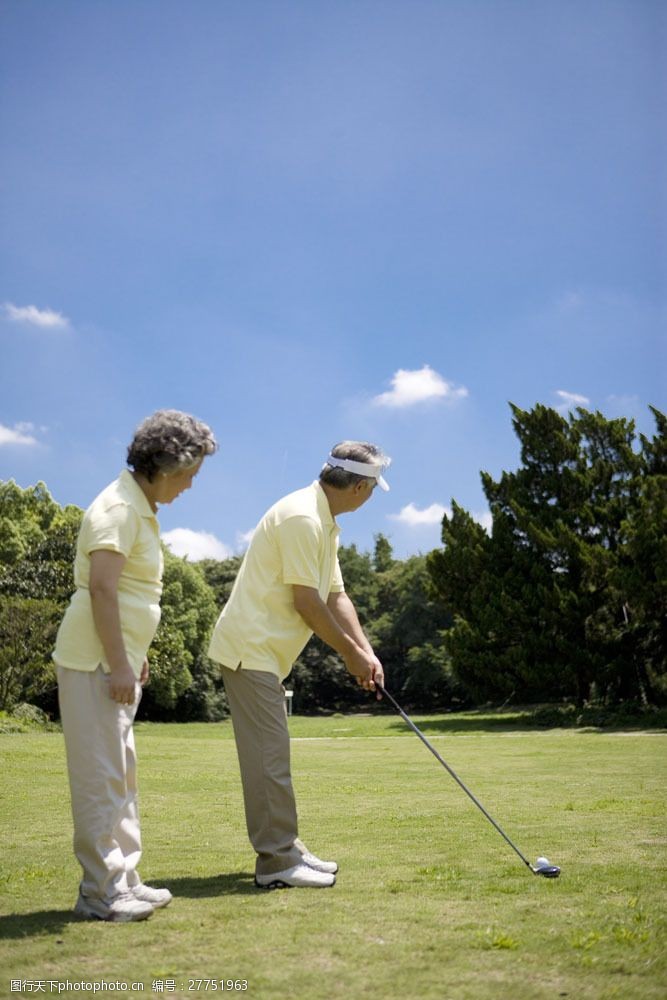 休闲高尔夫老年夫妻打高夫尔球图片