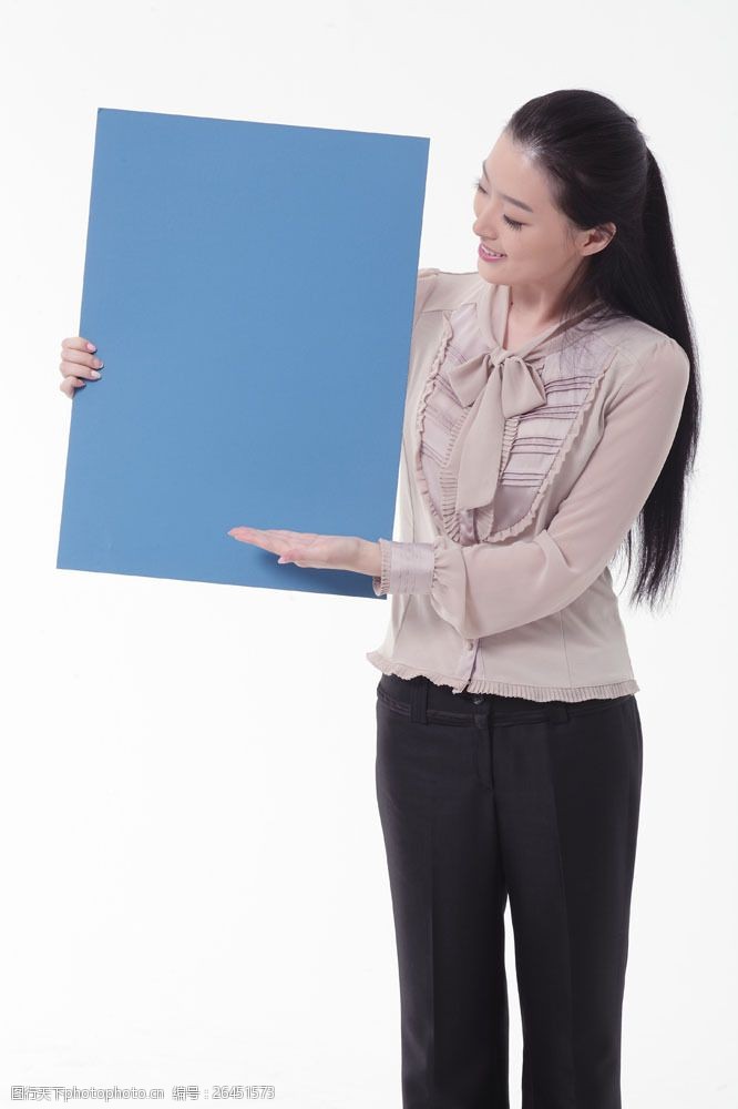蓝色领子拿着蓝色板子的职业女性图片