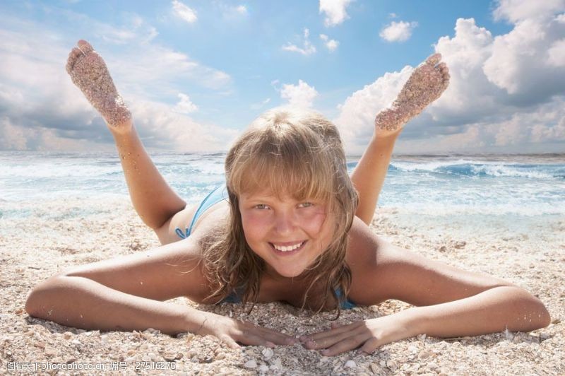 玩耍沙滩上的外国女孩图片