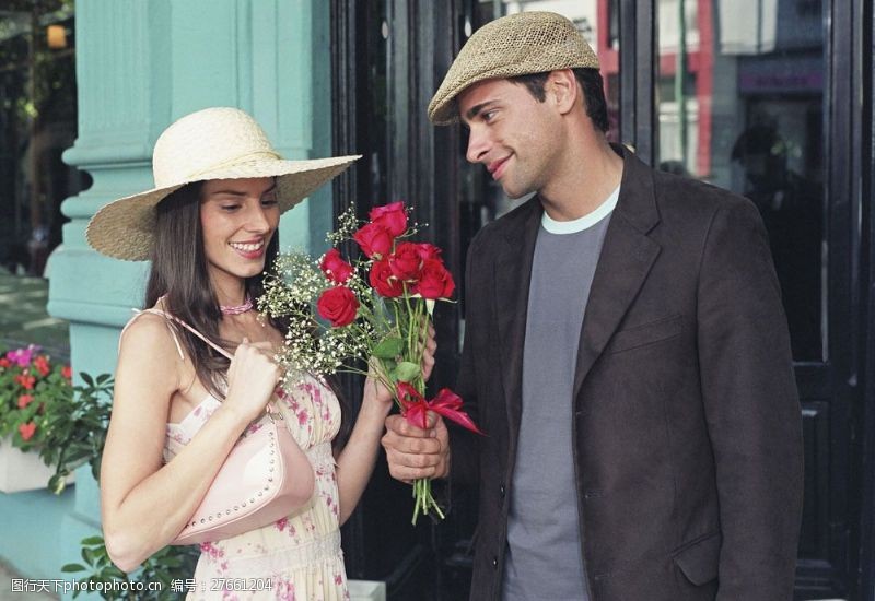 外国女人手捧玫瑰花的情侣图片