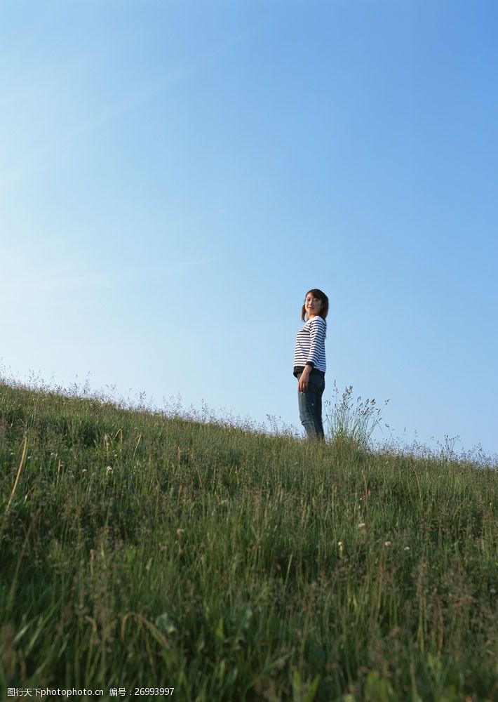 假日休闲女性站立在草地上的女人图片