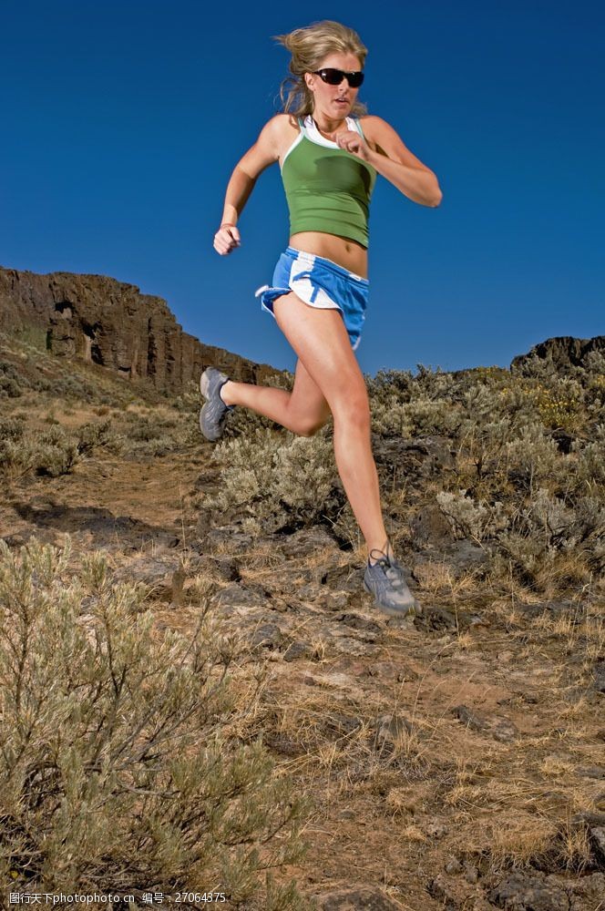 健身锻炼正在跑步的女人图片