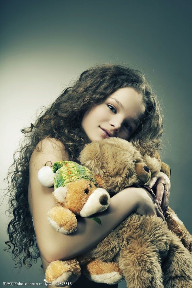 人潮抱着毛毛玩具的女孩图片