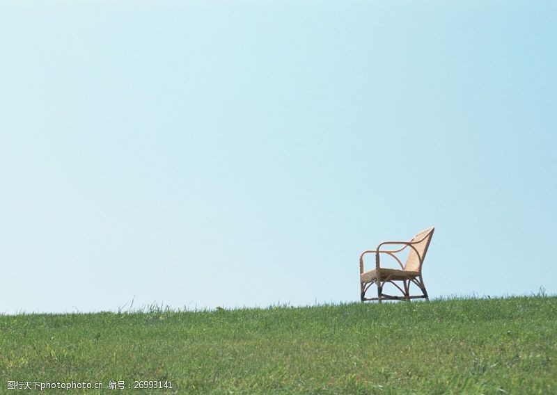 假日休闲女性草地上的藤椅图片