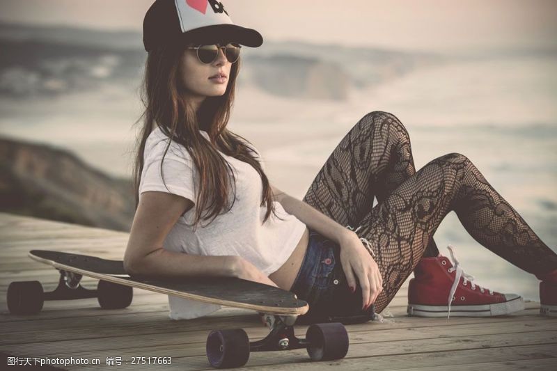 欧美丝袜美腿模特戴墨镜的滑板女孩图片