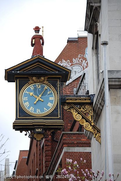 古老的钟挂在街角的时钟