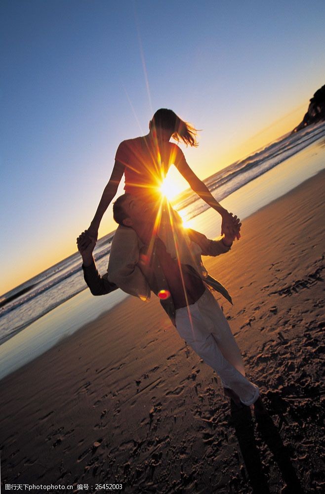 情侣黄昏漫步黄昏沙滩上的夫妻图片
