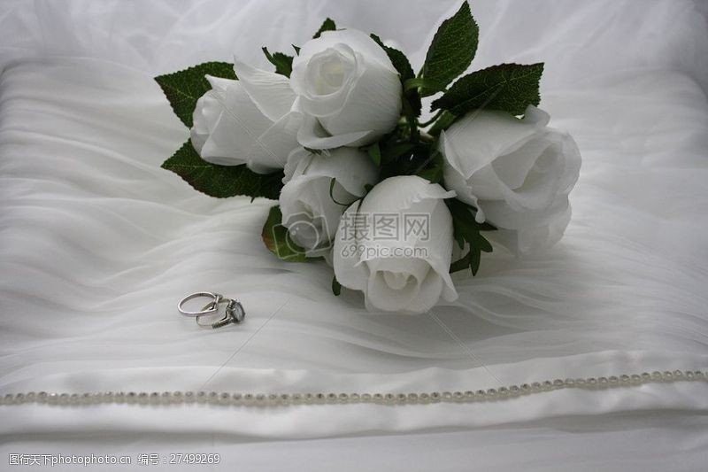 婚礼花束婚纱上的白玫瑰和对戒
