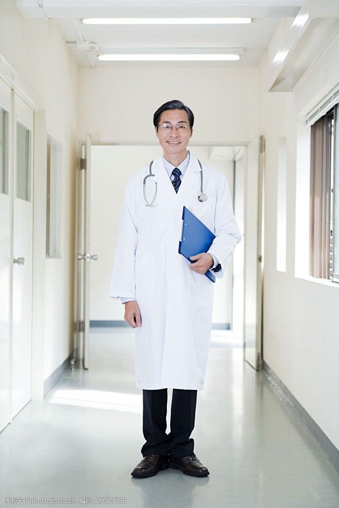 亲切笑容亲切微笑的中年男性医生图片