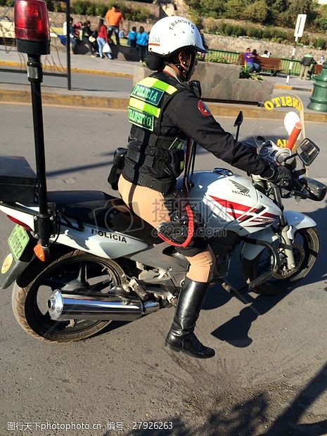骑车骑着摩托的女警