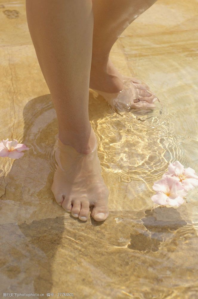 健身的美女水池里的女人脚图片