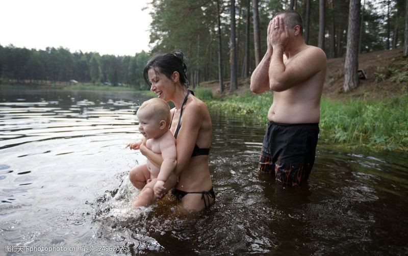 家庭生活水中游泳的一家人图片