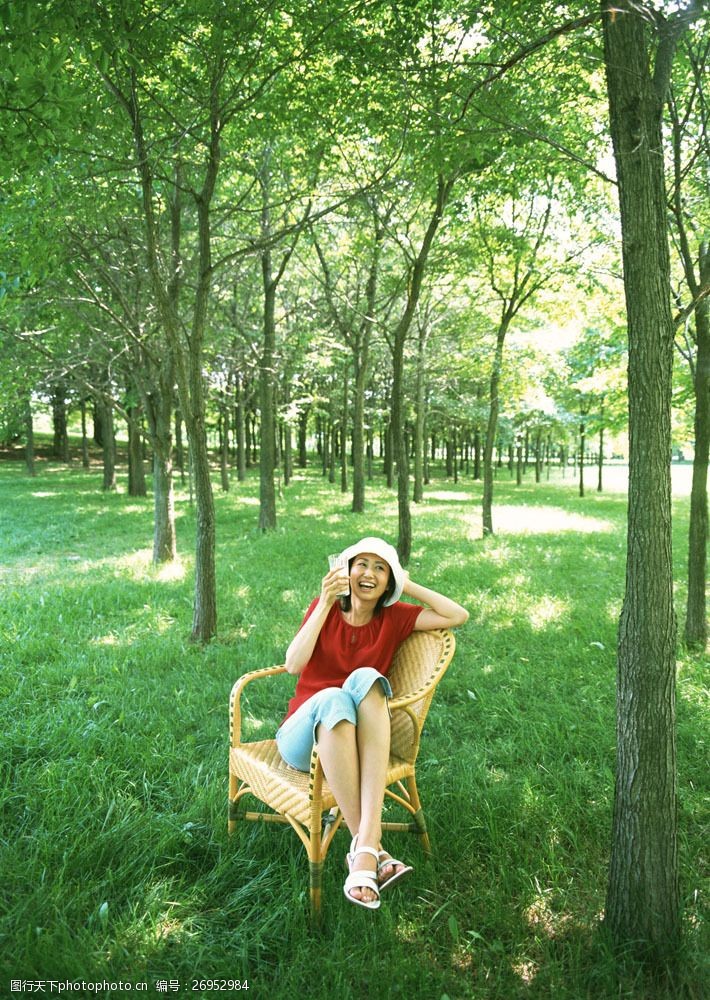 假日休闲女性树林里喝水的美女图片