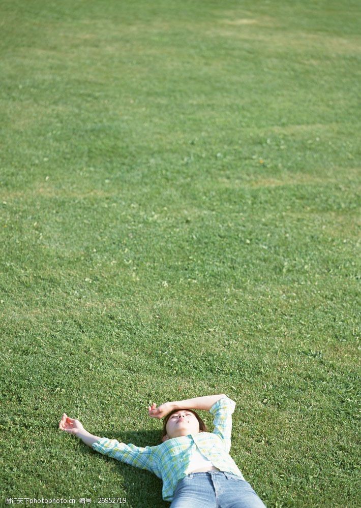假日休闲女性躺在草地上的女人图片