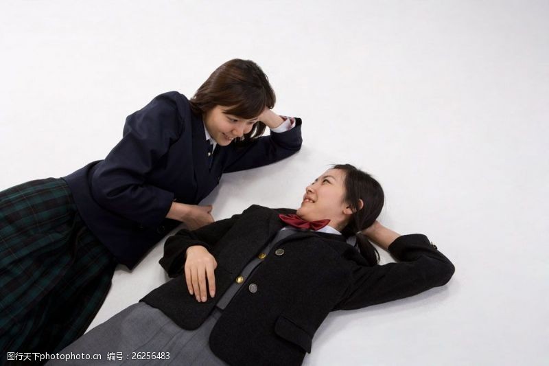 女学生躺着对视微笑两个女生图片