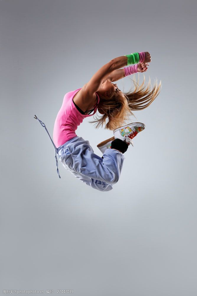 跃动的活力腾空跳跃的舞者图片