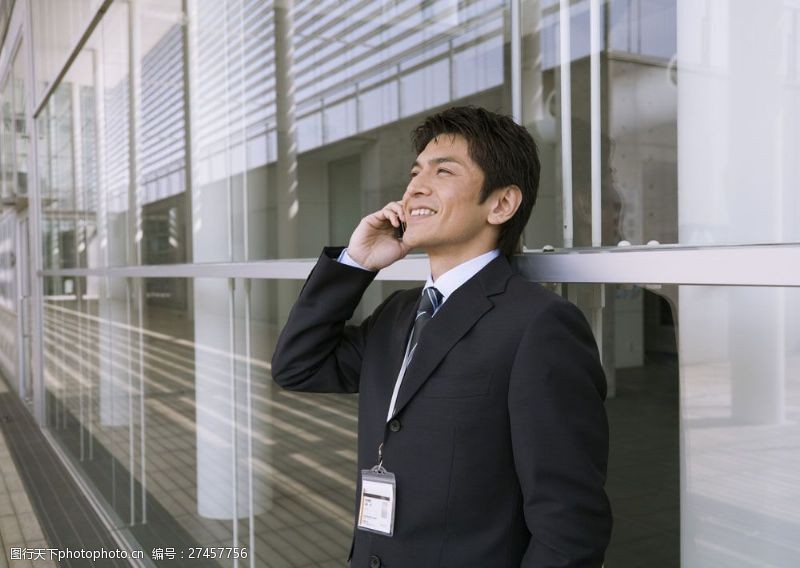 成功男士微笑打电话的商务男人图片