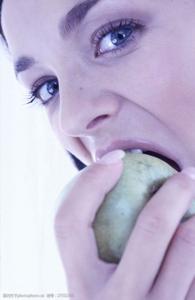 女性健康生活张口咬水果的女人图片