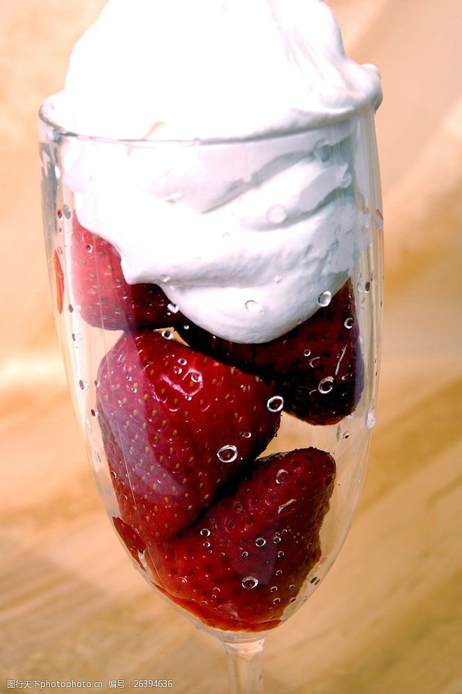 甜品点心杯子里的草莓摄影图片