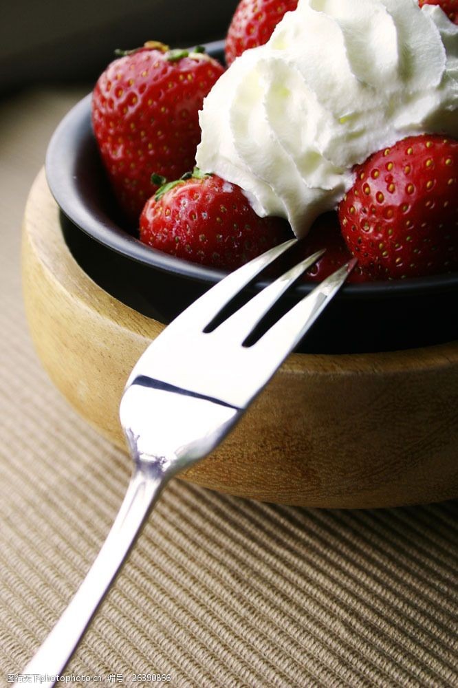 甜品点心草莓冰淇淋特写图片