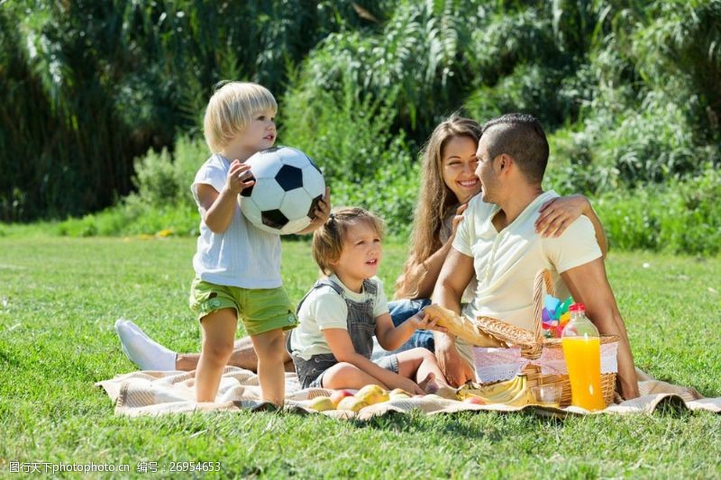 草坪上野餐的一家人图片