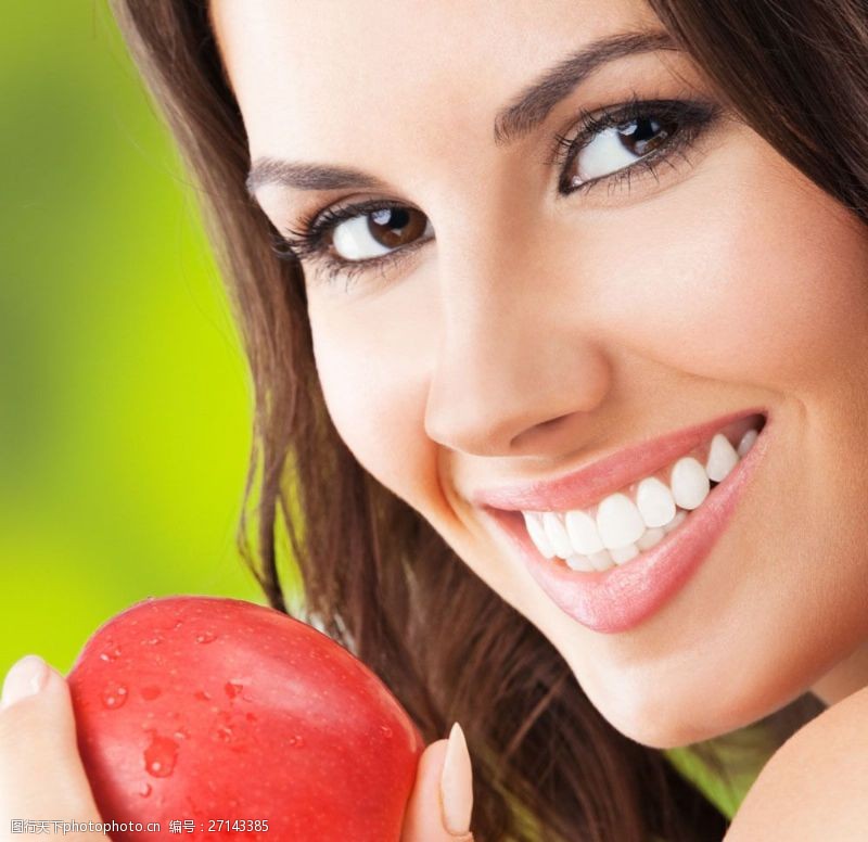 瘦身模特吃苹果的红唇美女图片