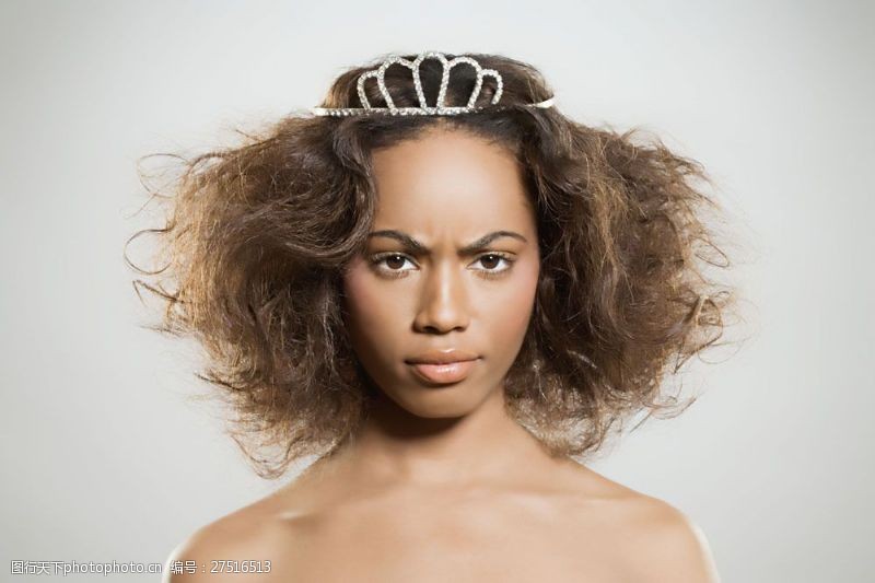 冷酷时尚戴皇冠的黑人美女图片
