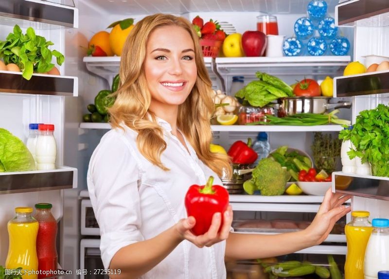 冰箱里的蔬菜水果打开冰箱拿辣椒的美女图片