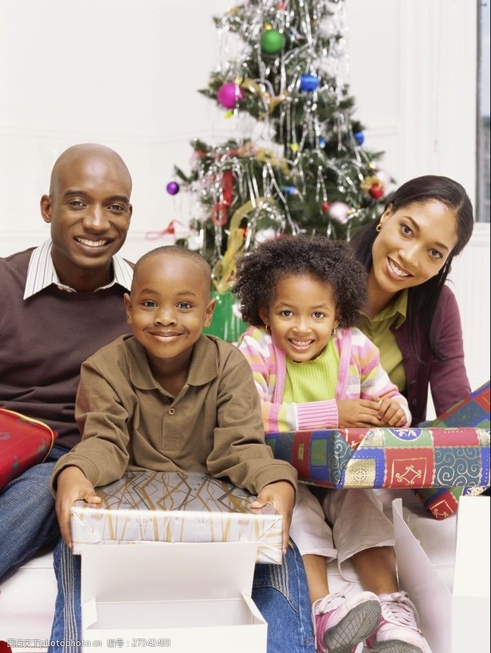 小夫妻过圣诞节的黑人家庭图片