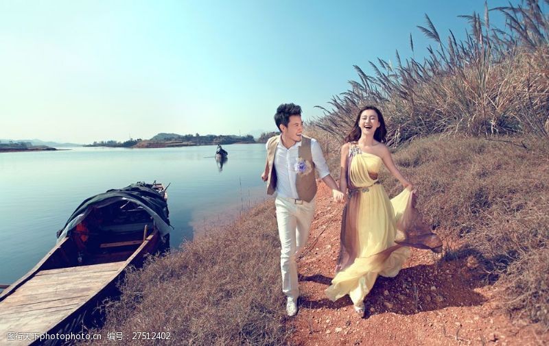 小夫妻湖边散步的恋人图片