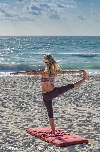 sport女子海岸做瑜珈