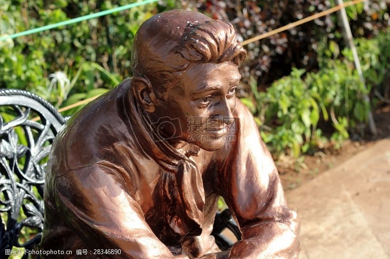 德莱宝思考的铜人雕塑