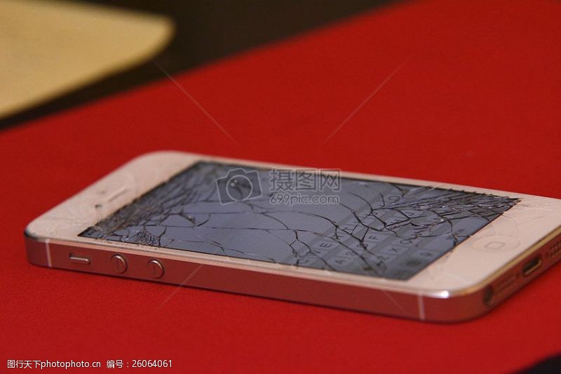 红苹果碎了屏幕的苹果手机