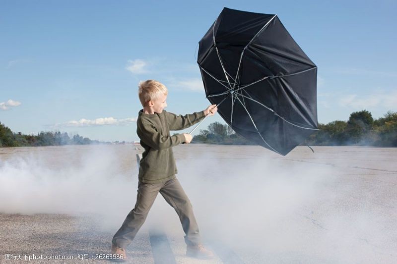 吹风机小男孩拿着吹翻的伞图片