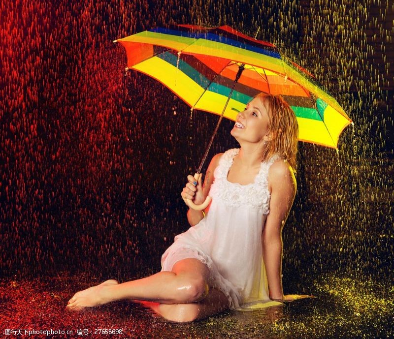 外国女人雨中打着彩虹伞的美女图片