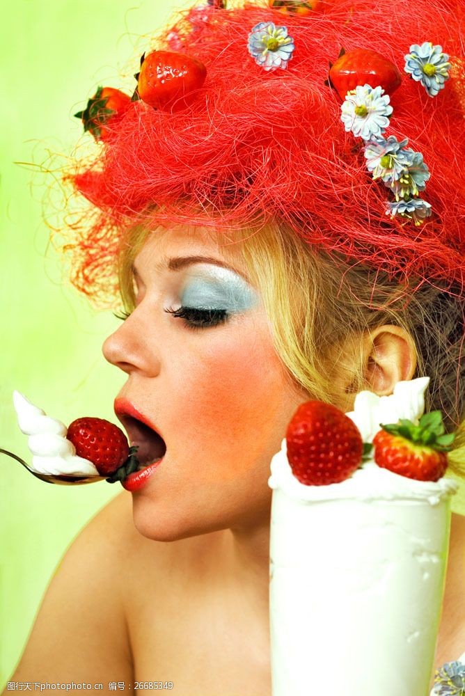 时尚冰淇淋吃草莓的美女图片