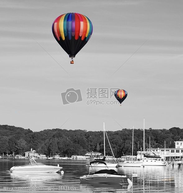 日内瓦湖空中的热气球