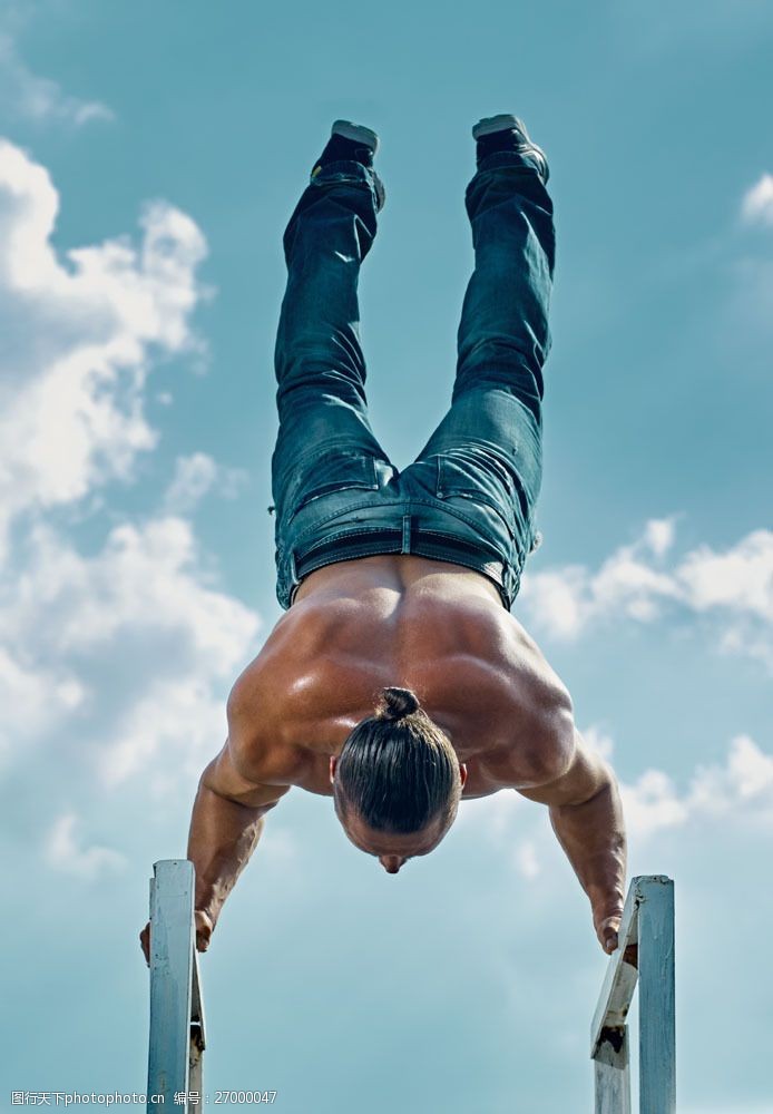 健身锻炼蓝天下倒立的肌肉男人图片