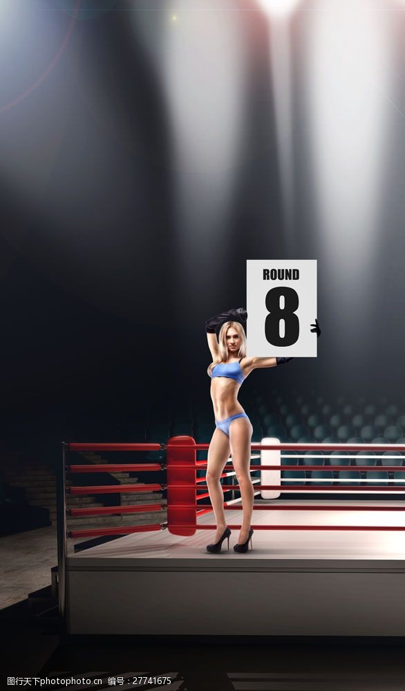 运动的美女拳击台边缘上举着八号牌的美女图片