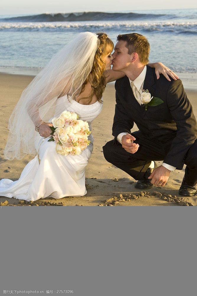 海滩上的美女沙滩上的新婚夫妇图片