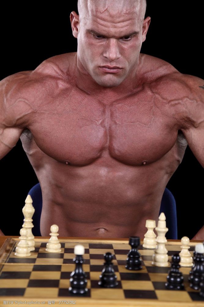下棋人下国际象棋的肌肉男图片
