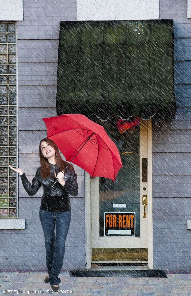 假日休闲女性下雨打红色雨2伞的模特图片
